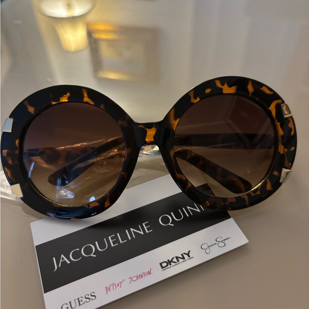 Jacqueline Quinn Tortoiseshell Round Sunglasses - Brown Lenses